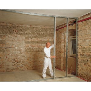 Mann montiert Knauf CW-Profil (7,5x5x0,06x350 cm) für Gipskartonwand. Zubehör für Trockenbau.