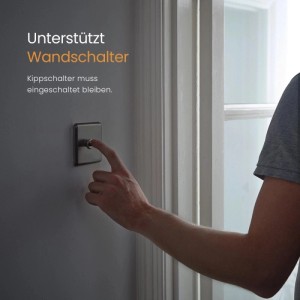 Hand drückt Wandschalter für Emke LED Badspiegel. Externe Steuerung möglich, Kippschalter bleibt an.