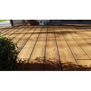 Verlegte Onek Thermowood Diele Smartplank in Naturfarbe, 15x120 cm, als Holzfliese für den Außenbereich.