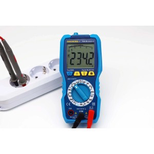 Pancontrol Digital-Multimeter mit Messleitungen an Steckdose, True RMS, 600 V CAT lll.