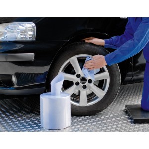 LUX Putztuch-Rolle bei der Autopflege: Reifenreinigung mit blauem Tuch.