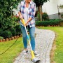 Frau nutzt Gloria Thermoflamm Bio Fix Unkrautbrenner auf Gehweg. Chemiefreie Unkrautentfernung.