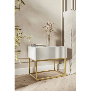 Selsey Veldio Nachttisch, weiß mit Rillenfront und goldfarbenem Metallgestell, 50 cm breit, im Schlafzimmer.