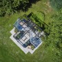 Draufsicht: Juliana Gewächshaus Orangerie 21, schwarz-anthrazit, auf Rasen mit Bäumen.