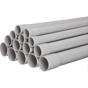 Stabile, hellgraue Isolierrohre EN 20, 2 m lang, für die Aufputzmontage.