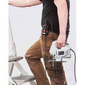 Verlängerungskabel mit Magnet und Clip am Gürtel, Stichsäge in der Hand, auf einer Leiter stehend.