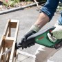 Bosch AdvancedRecip 18 Akku-Säbelsäge beim Sägen einer Holzpalette.