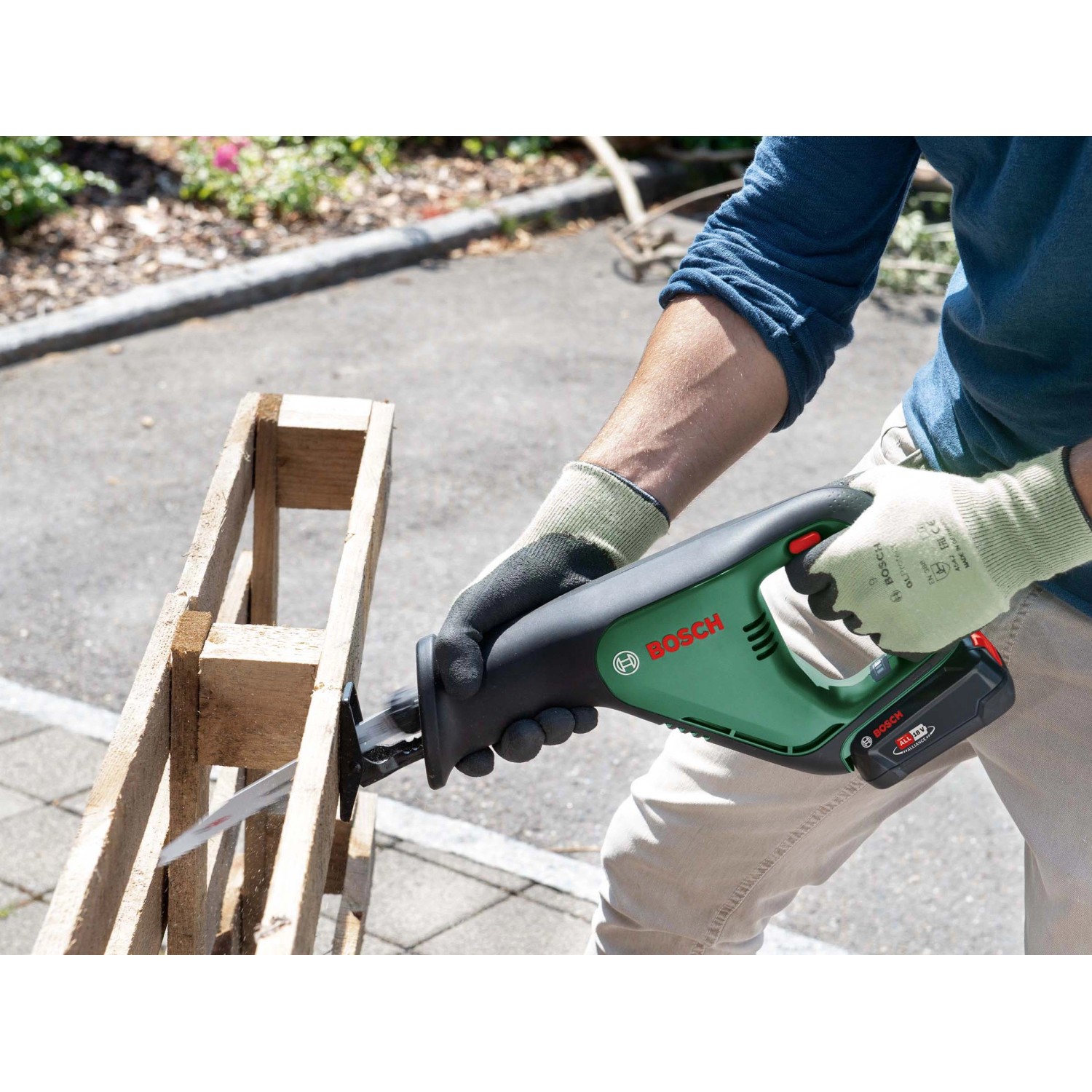 Bosch AdvancedRecip 18 Akku-Säbelsäge beim Sägen einer Holzpalette.