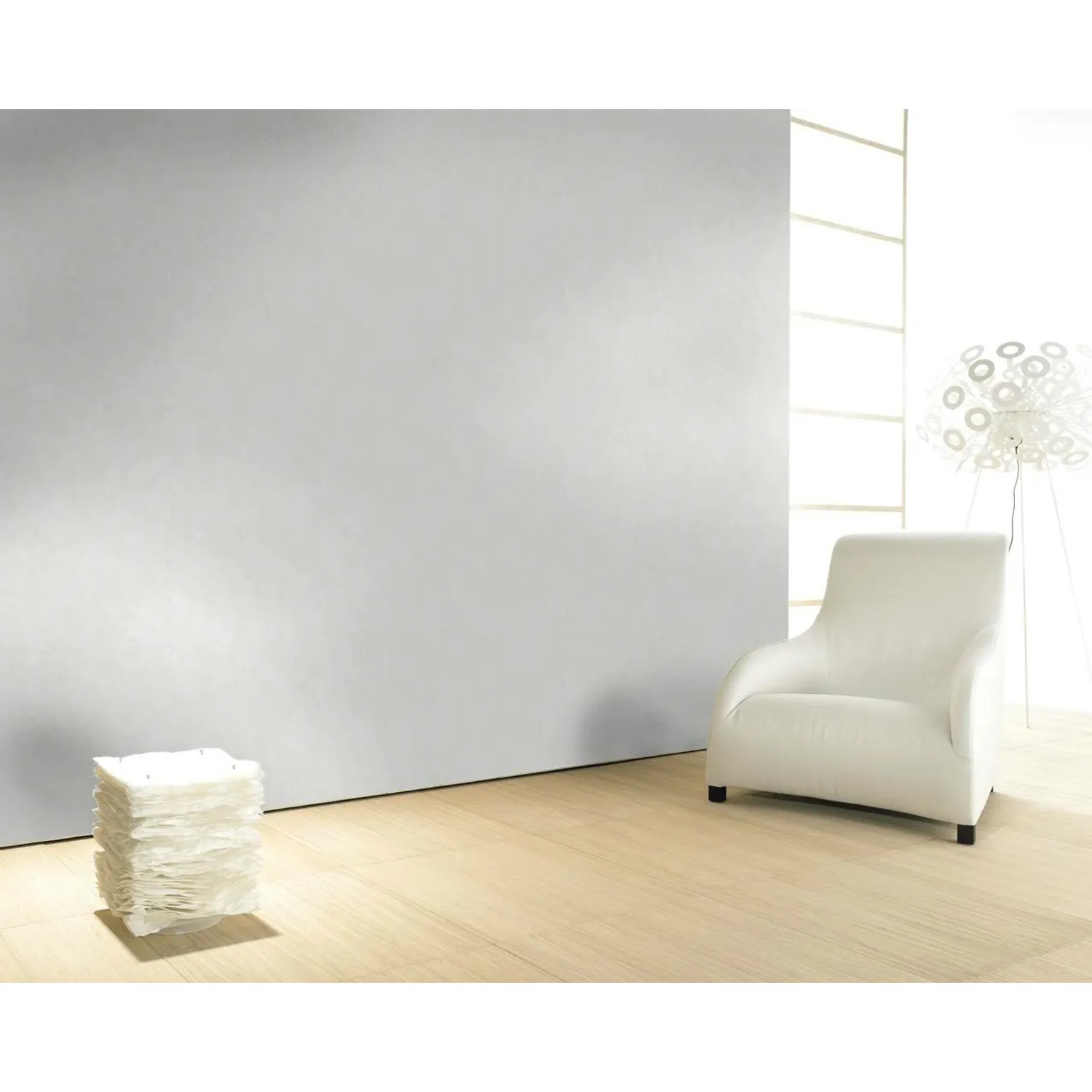 Helle Wohnraum-Szene mit weißer Vliestapete La Veneziana III Putzstruktur an der Wand.