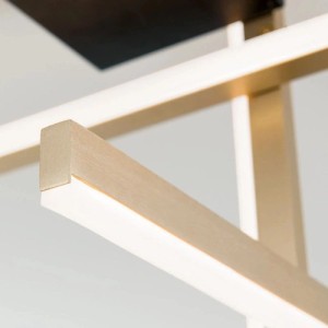 Orion LED Deckenleuchte Stargate: Goldene, geometrische Lichtbalken mit warmweißem Licht auf schwarzem Sockel.