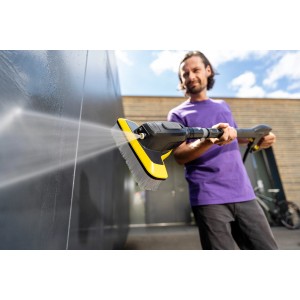 Kärcher WB 7 Plus 3-in-1 Waschbürste in Aktion mit Wasserstrahl.