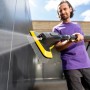 Kärcher WB 7 Plus 3-in-1 Waschbürste in Aktion mit Wasserstrahl.