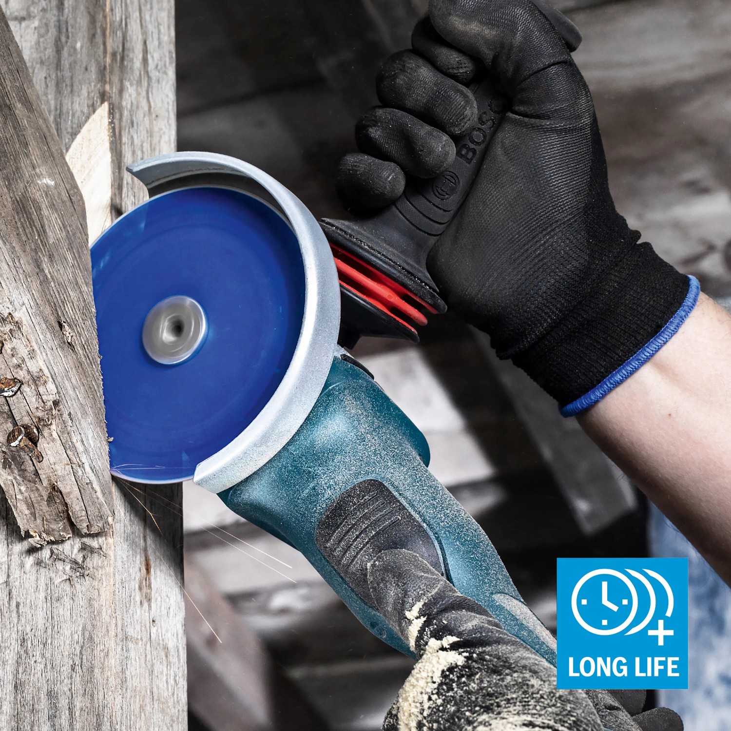 Bosch Expert Trennscheibe Carbide Multi Wheel im Einsatz beim Schneiden von Holz mit einem Winkelschleifer.