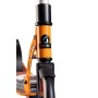 Orange Six Degrees Aluminium Scooter: Lenkstange mit Logo, Klappmechanismus und Vorderradbereich.