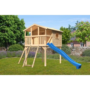 Karibu Stelzenhaus Benjamin naturbelassen mit blauer Rutsche, Leiter und Netzrampe im Garten.