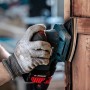 Bosch Expert Schwingschleifer mit Netzschleifblatt M480 K120 beim Schleifen von Holz.