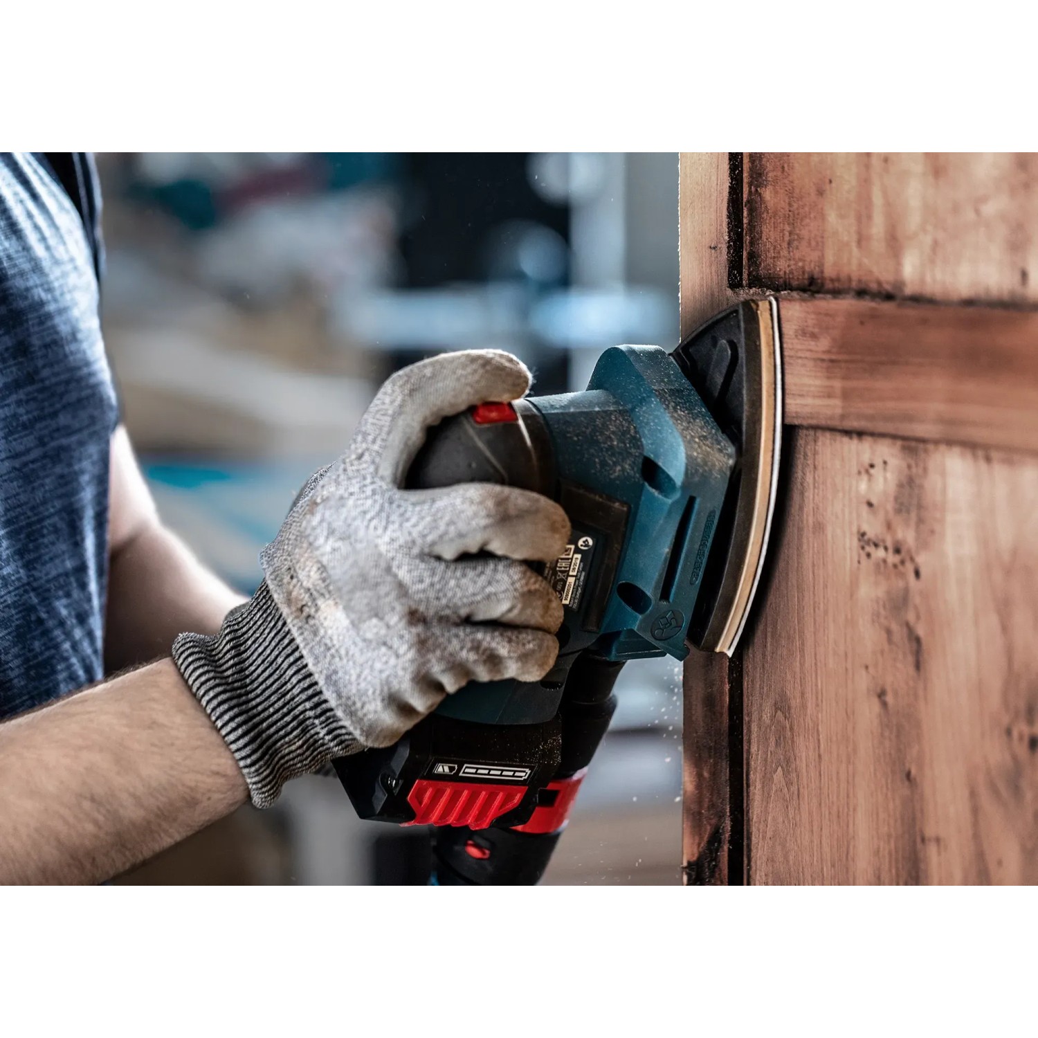 Bosch Expert Schwingschleifer mit Netzschleifblatt M480 K120 beim Schleifen von Holz.