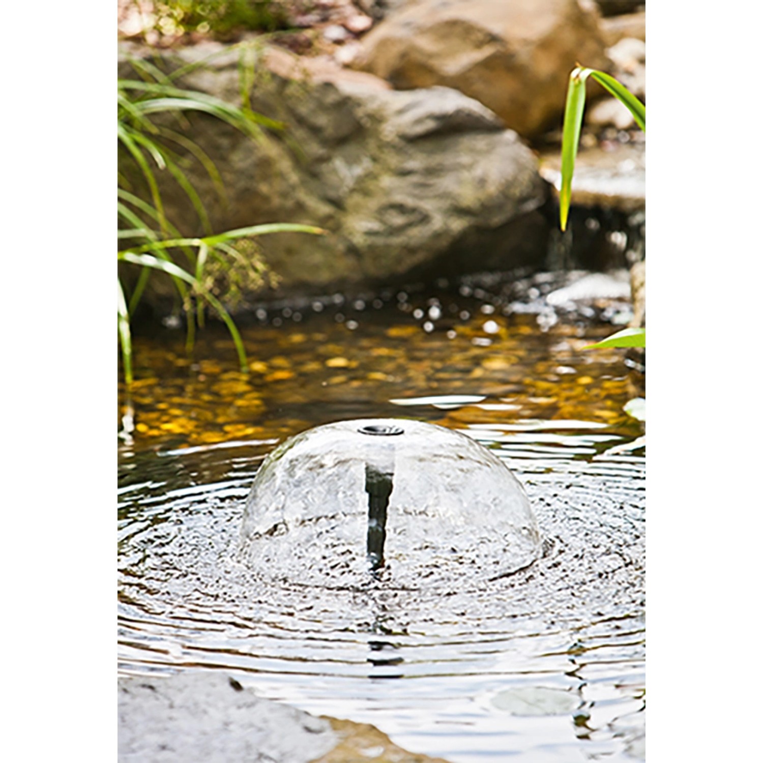 Heissner Aqua Jet Eco Teichpumpen-Set mit Wasserspiel im Gartenteich.