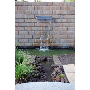 Ubbink Niagara 30 Inox Wasserfall aus Edelstahl an Steinwand mit Teich.