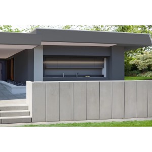 Graue L-Steine aus Beton als Beet- und Hangbefestigung im Garten.