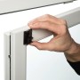 Montage des schwarzen Gardinia Thermo Rollos am Fensterrahmen mit Klemmträger.
