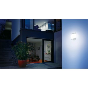 Moderne Steinel Außenwandleuchte L 20 S aus Edelstahl mit Bewegungsmelder an Hauswand.