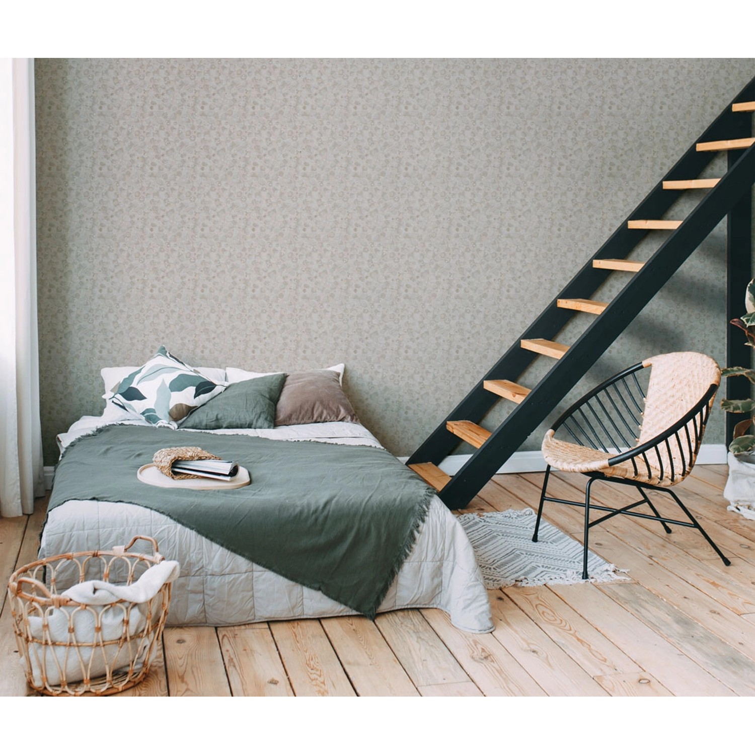 Beige-weiße AS-Creation Vliestapete mit floralem Blättermuster im Schlafzimmer.