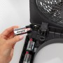 Hand legt Energizer C Baby Batterien in ein Batteriefach eines Ventilators.