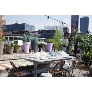 Anthrazitfarbener Elho Loft Urban Blumentopf hoch (Ø 28 cm) auf einer Dachterrasse mit Tisch und Pflanzen.