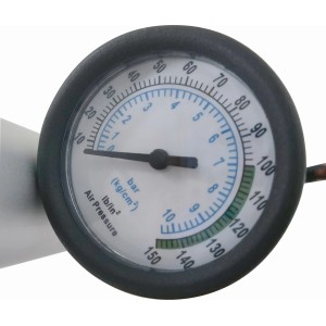 Detailaufnahme Manometer der Alu Standluftpumpe (5 bar) für Fahrradreifen.