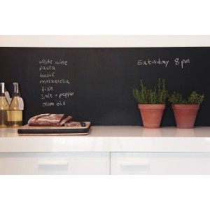 d-c-fix Tafelfolie, selbstklebend, schwarz, beschriftet in Küche.