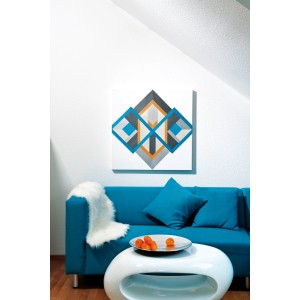 Wandgestaltung mit Marabu Metallic Gold Farbe und geometrischem Muster über blauem Sofa.