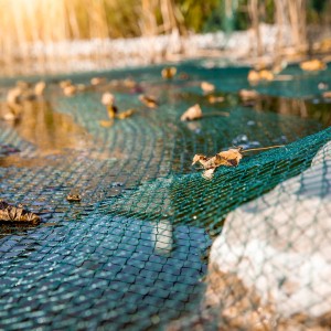 Windhager Laubschutznetz über Teich mit Blättern. Zubehör für Hochbeete.
