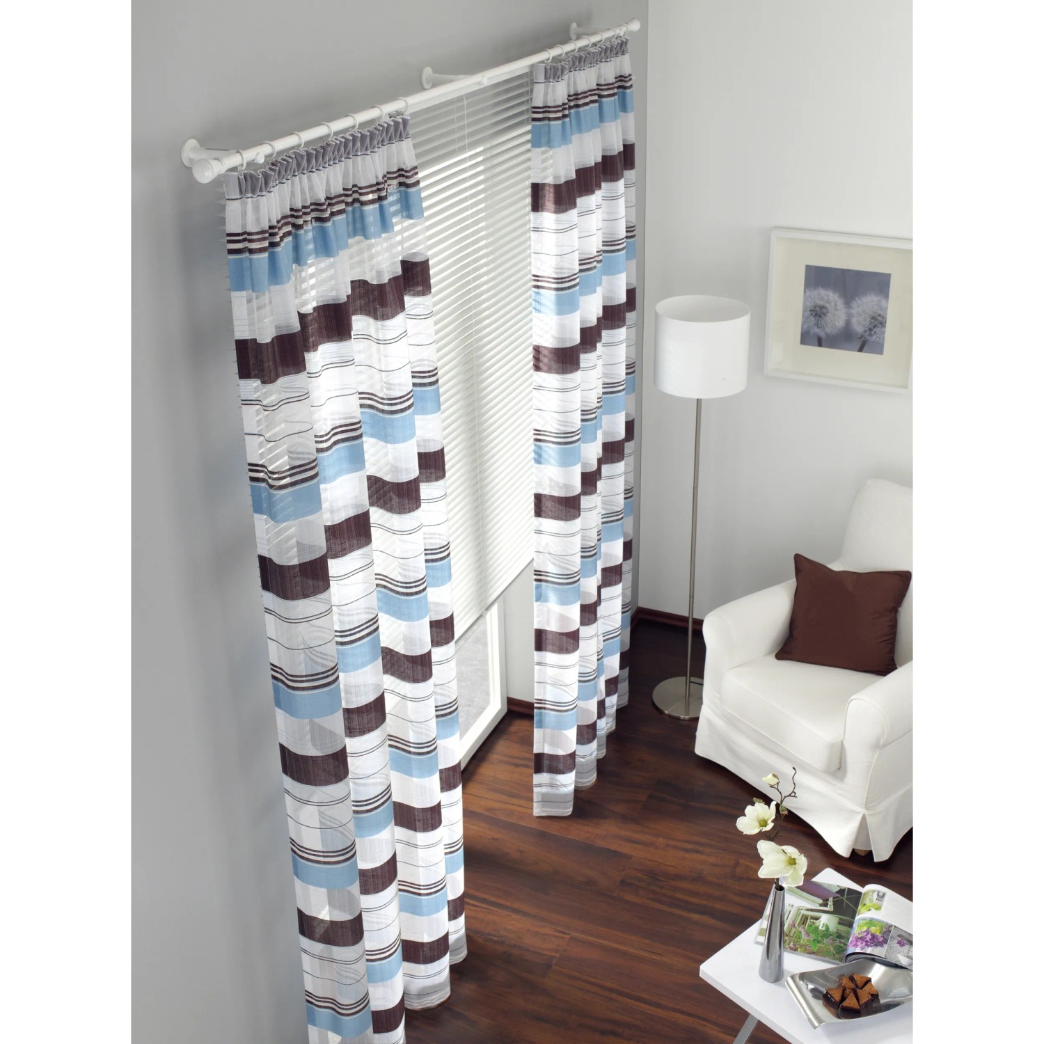 Gardinia Chicago Siro Endstücke in Weiß an einer Gardinenstange mit gestreifter Gardine.