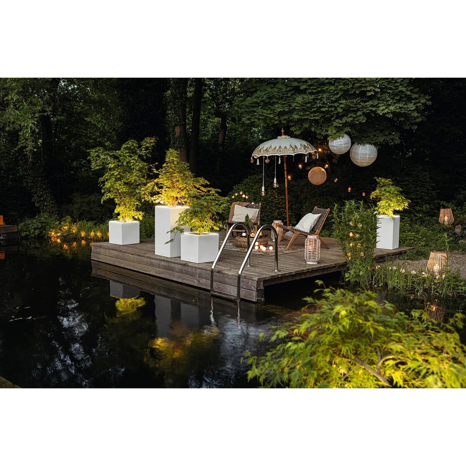Lechuza Canto Stone Pflanzgefäße mit LED-Lichtband in Quarzweiß auf Holzsteg am Wasser.