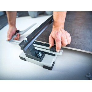 LUX Fliesenschneider FSM-1000 Professional beim Fliesenzuschnitt.