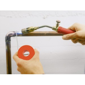 Anwendung von LUX Fittingslot: Kupferrohr wird mit Lötlampe und Lot verlötet.