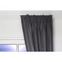 Weiße 1-Lauf Gardinenschiene Minimal an Decke montiert, mit dunklem Vorhang vor Fenster. Dekoartikel, Wohnaccessoires.