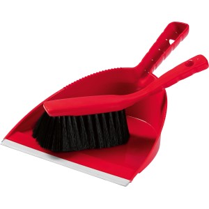 Rotes Kehrset: Handfeger mit schwarzen Borsten liegt auf roter Kehrschaufel. Haushalts-Starterset für die Reinigung.