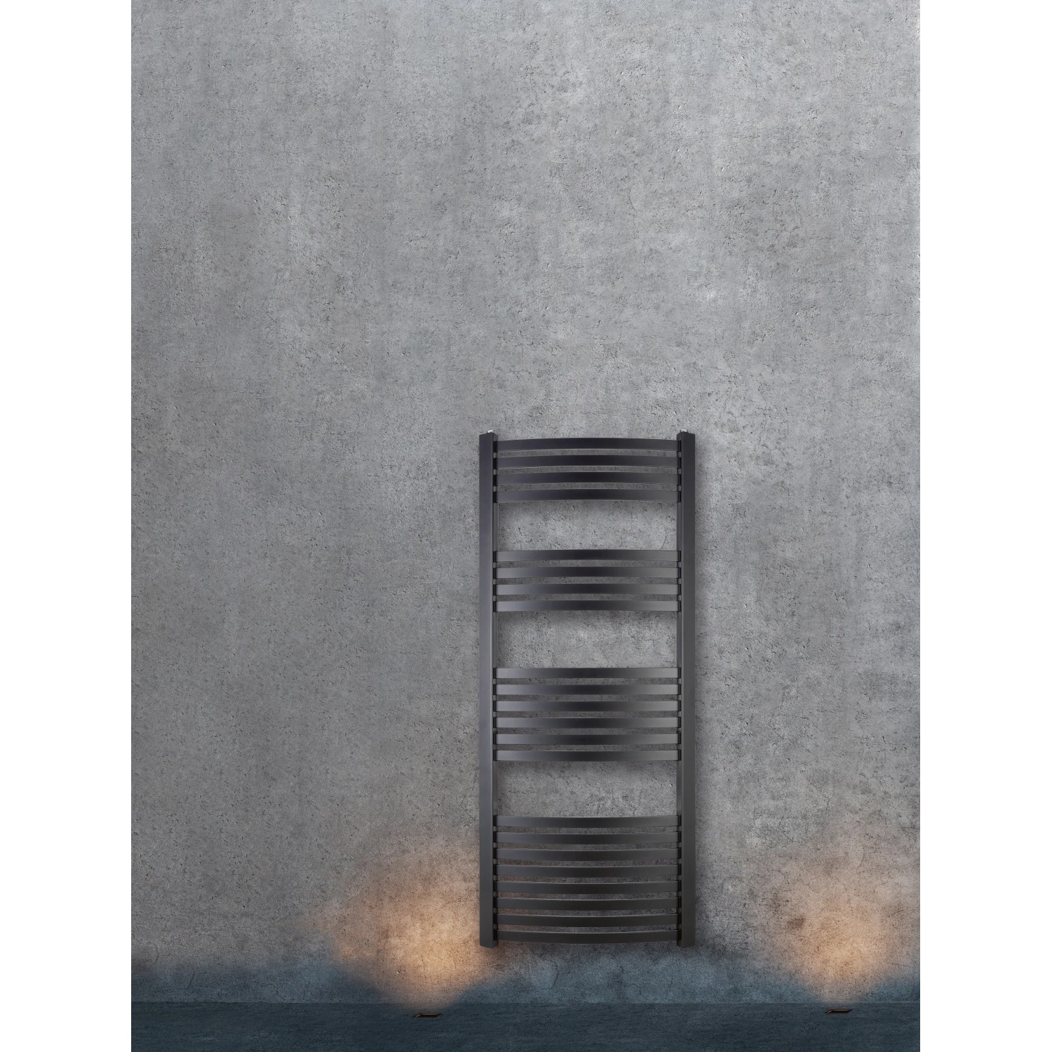 Schwarzer Badheizkörper Arnsberg, 140x60 cm, zur Wandmontage im Badezimmer.