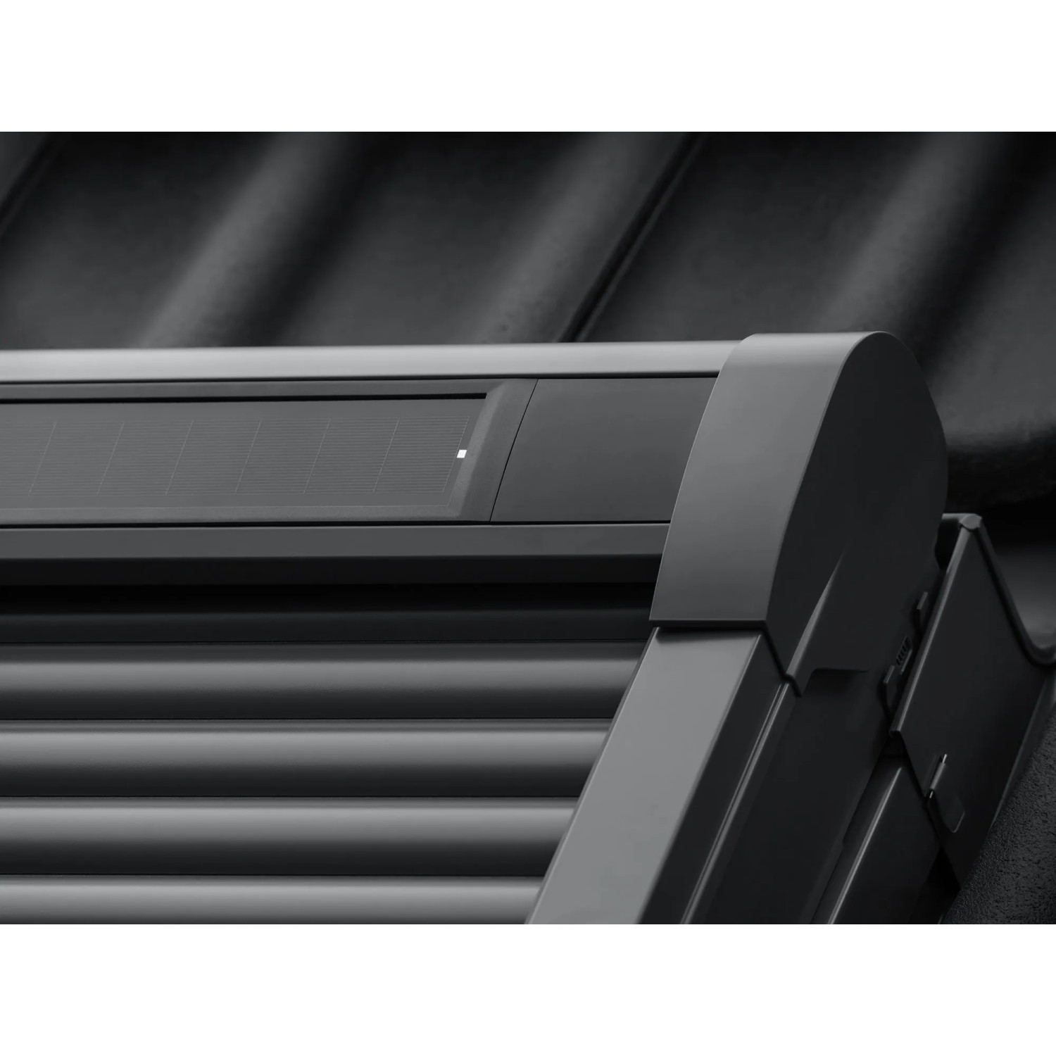 Detailansicht: Solar-Rollladen Modular CK02 Alu für Velux Dachfenster.