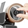 Packbandabroller mit braunem Packband (66m x 50mm) in Aktion, Hand bedient Abroller.