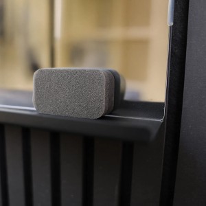 Schwarze Denpanels Magnettafel mit Ablage für Akustikpaneel, Detailaufnahme.