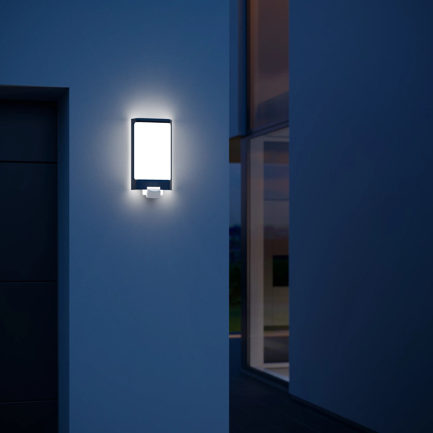 Moderne Steinel LED-Außenleuchte L 240 S in Anthrazit mit Bewegungssensor an einer Hauswand.