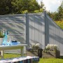 Grauer Zaun mit Design-Aufsatz Longlife Aluminium, passend für Holzzaunelemente im Garten.