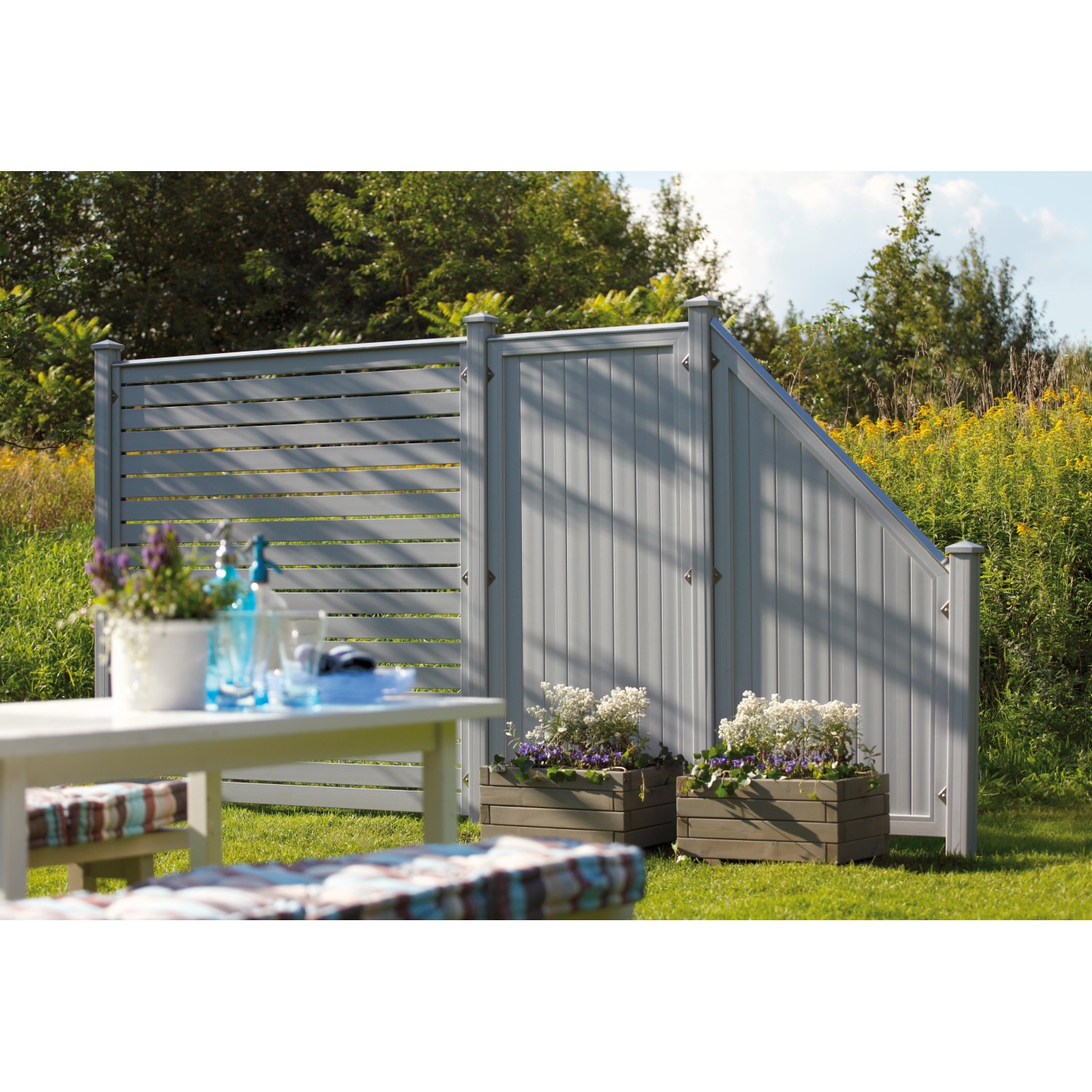 Grauer Zaun mit Design-Aufsatz Longlife Aluminium, passend für Holzzaunelemente im Garten.