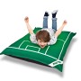 Grüner Sitting Point Sitzsack BigBag mit Fußballmuster, Kind liegt darauf und jubelt.