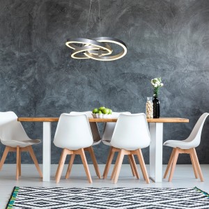 Moderne Näve Smart Home LED-Pendelleuchte Divora (58 cm) über Esstisch in modernem Ambiente.