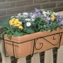 Anthrazitfarbener Balkonkasten-Korb 65 cm mit bepflanztem Blumenkasten am Balkongeländer.