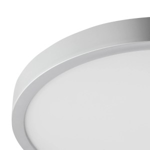 Runde, silberne LED Deckenleuchte Jade mit weißer Leuchtfläche, extra flach, ideal für moderne Räume.